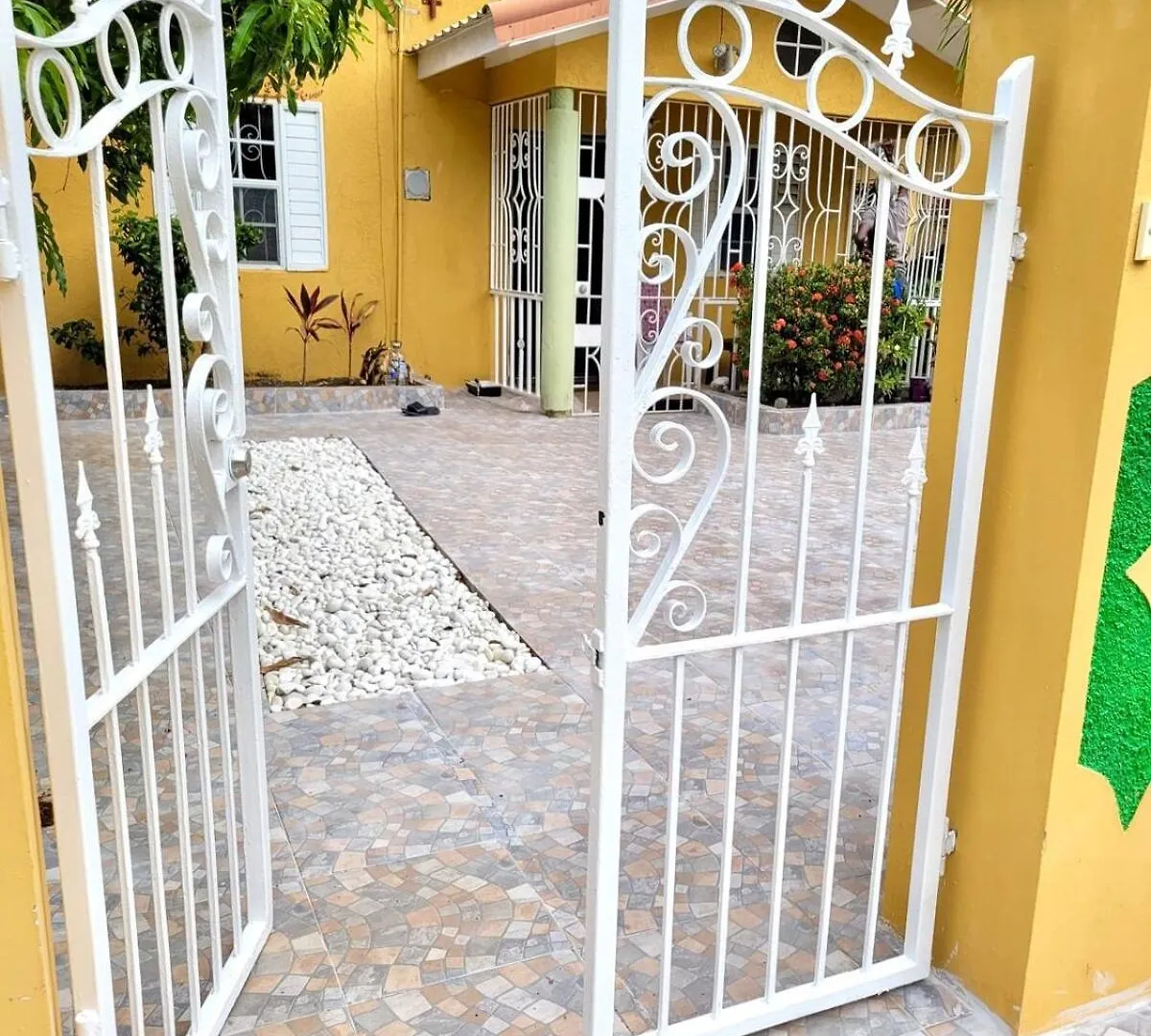 Holiday home Seaside Retreat 2BR with Beach Access and AC Ocho Rios Jamaica